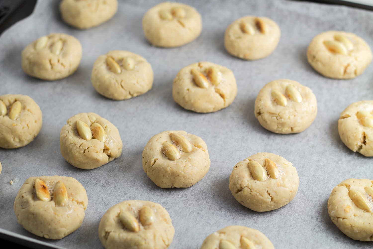 These Mexican Wedding Cookies are buttery, crumbly, nutty, and topped with whole almonds. Perfect with a mug of hot cocoa or a cup of milk, tea, or coffee! | cookingtheglobe.com