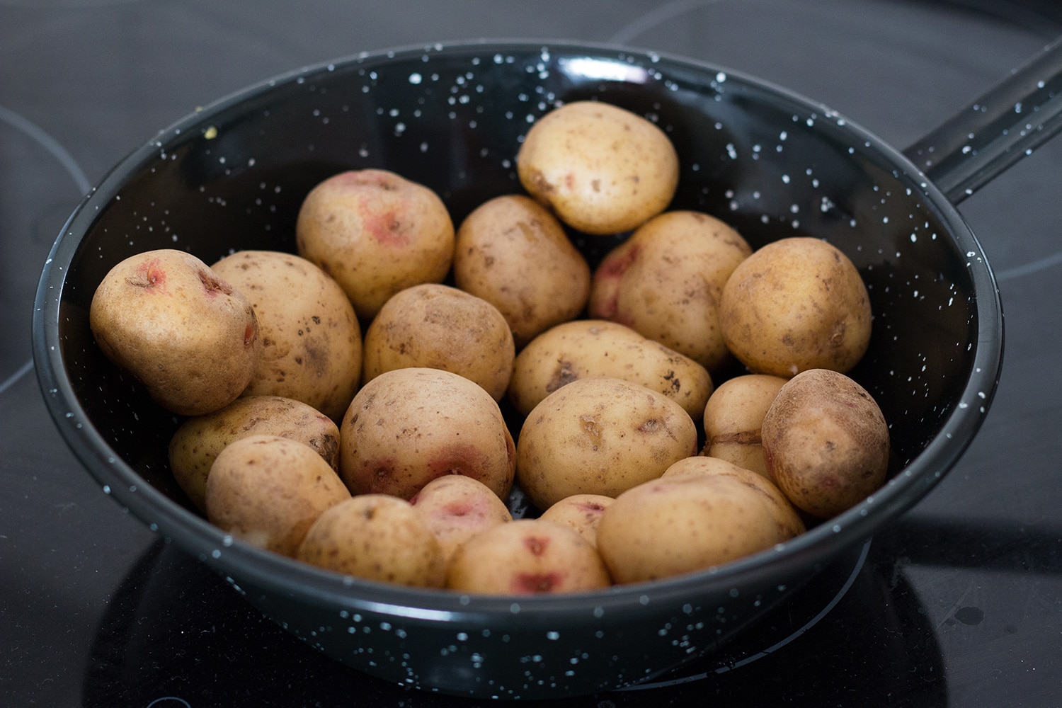 Canarian Wrinkly Potatoes (Papas Arrugadas) make a perfect side dish to any meal. They are really easy to make and require only 2 ingredients! | cookingtheglobe.com