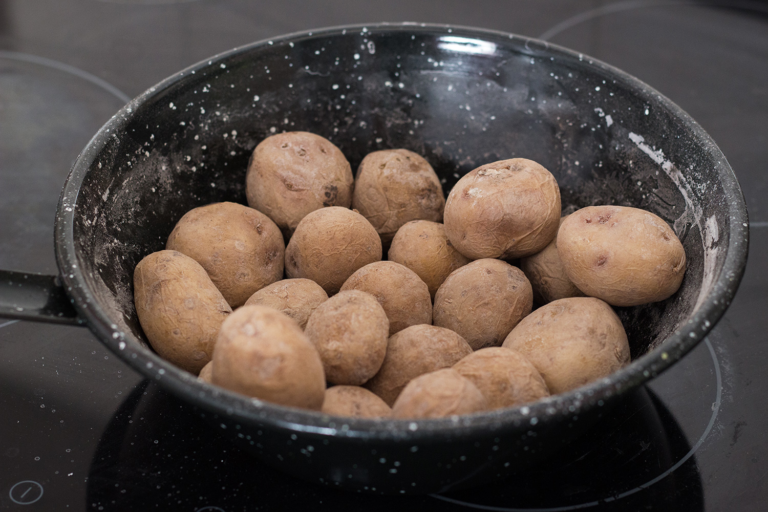 Canarian Wrinkly Potatoes (Papas Arrugadas) make a perfect side dish to any meal. They are really easy to make and require only 2 ingredients! | cookingtheglobe.com