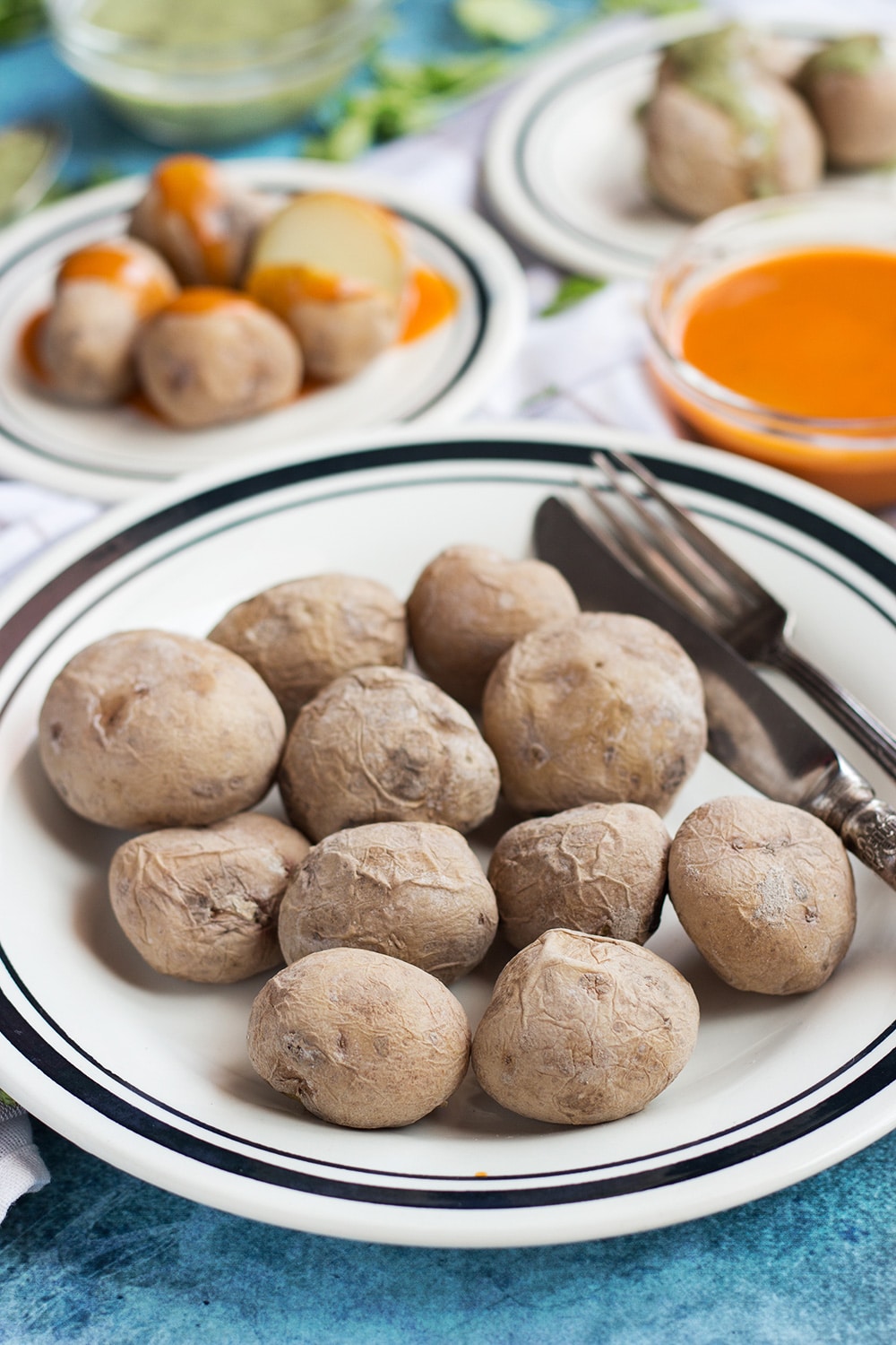 Canarian Wrinkly Potatoes (Papas Arrugadas) make a perfect side dish to any meal. They are really easy to make and require only 2 ingredients! | cookingtheglobe.com