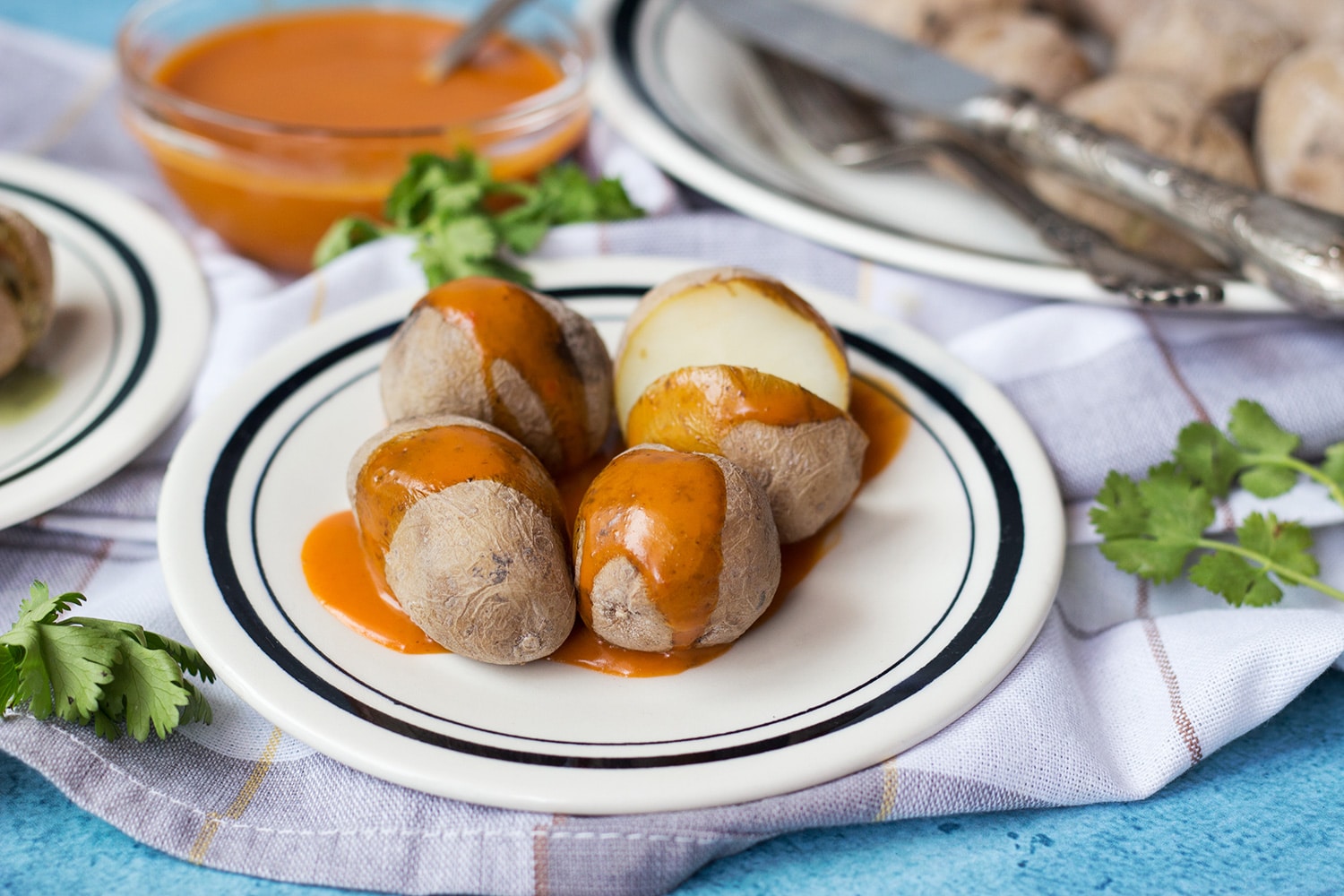 Canarian Wrinkly Potatoes (Papas Arrugadas) make a perfect side dish to any meal. They are really easy to make and require only 2 ingredients! | cookingtheglobe.com