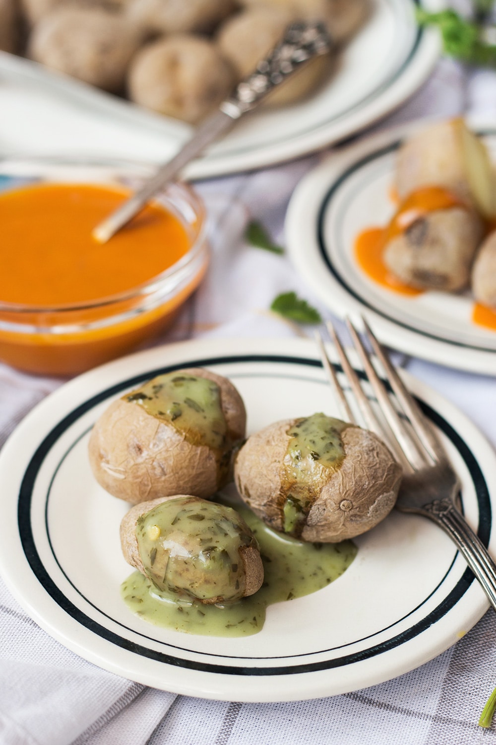 Canarian Wrinkly Potatoes (Papas Arrugadas) make a perfect side dish to any meal. They are really easy to make and require only 2 ingredients! | cookingtheglobe.com