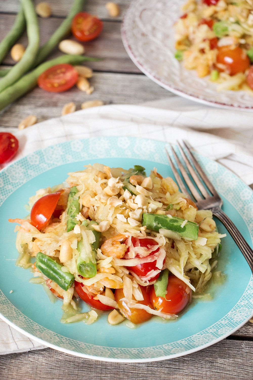 This Thai Green Papaya Salad, also known as Som Tum or Som Tam, combines a wide range of unique flavors making it unique and crazy delicious! | cookingtheglobe.com