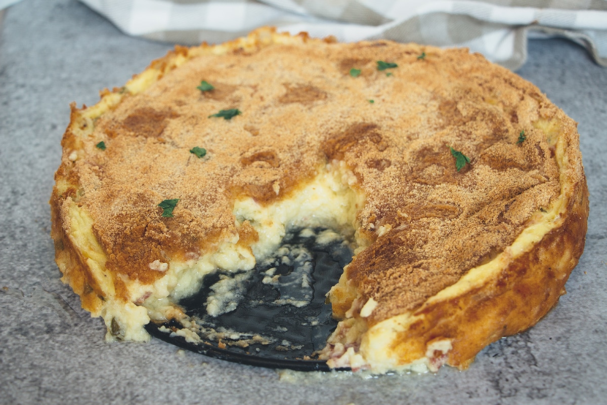 This Italian mashed potato pie is creamy, comforting, and crazy delicious. Featuring three types of cheese and two types of meat, it makes a great side or even a main dish! | cookingtheglobe.com