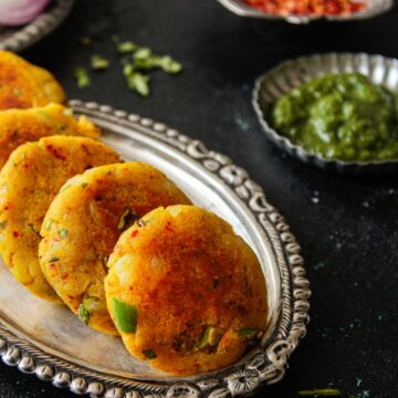 Aloo tikki served with green chutney