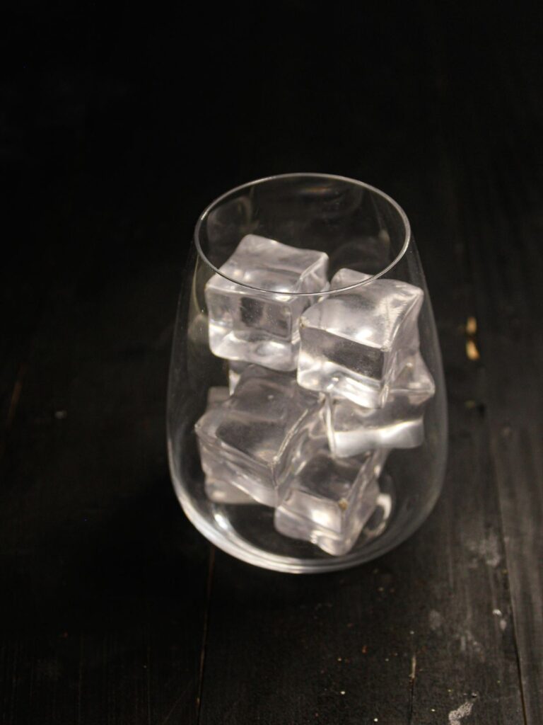 Add some ice cubes in a glass